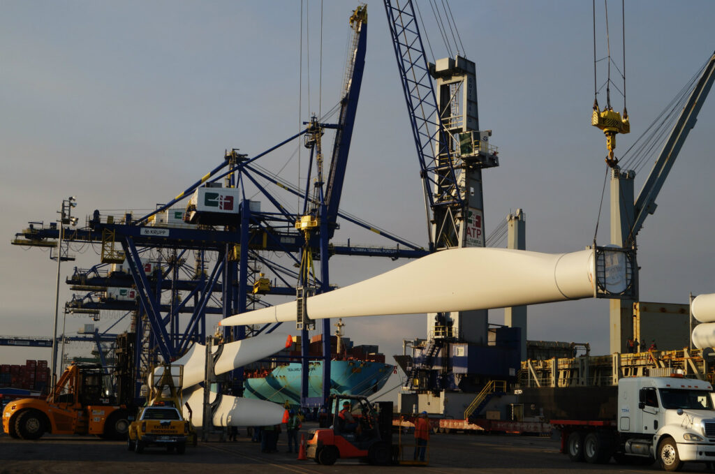 Maniobra de carga de proyecto en Altamira Terminal Portuaria: aspas eólicas junto a las grúas del muelle